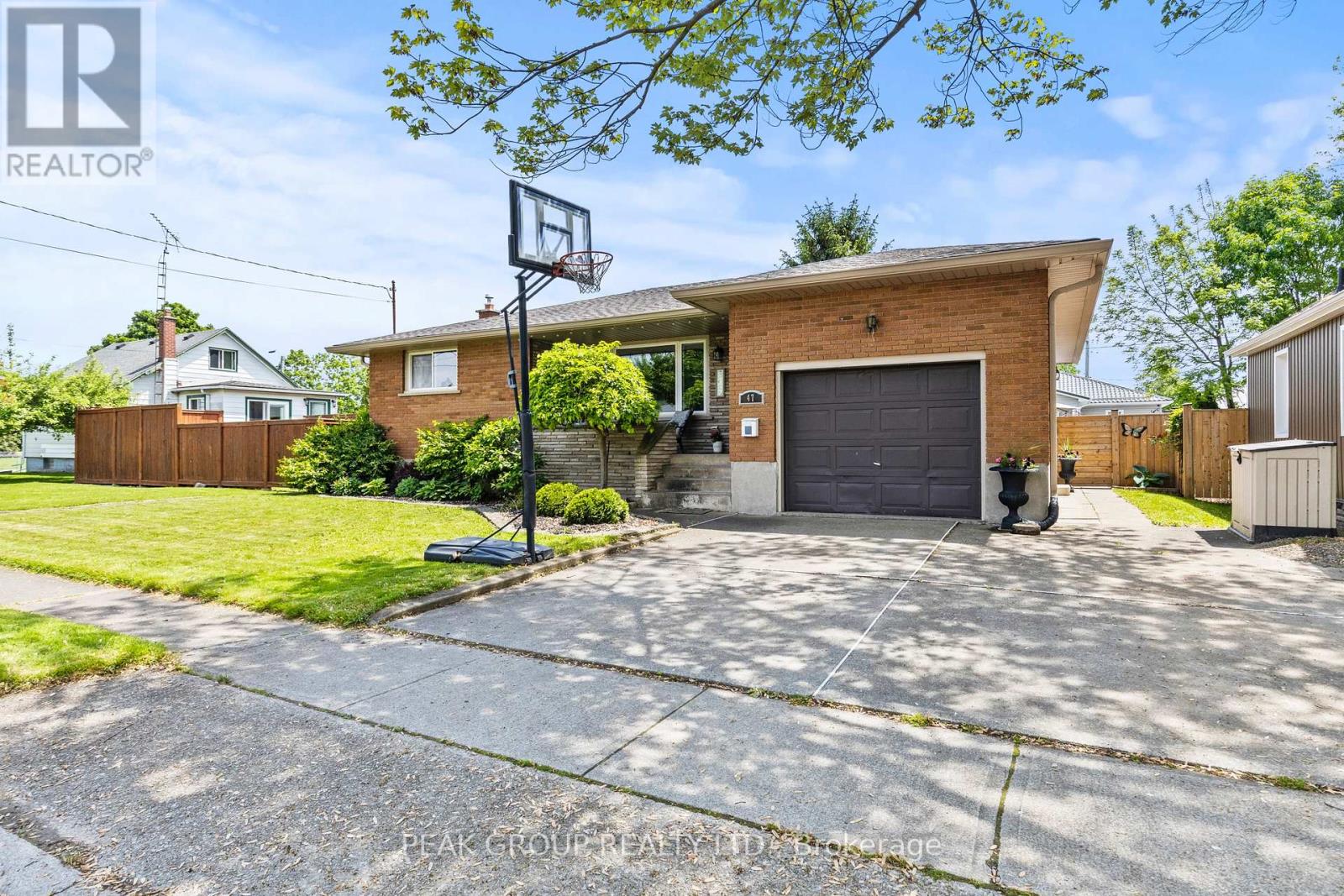 47 David Street, Welland, Ontario  L3B 2B4 - Photo 2 - X12596732