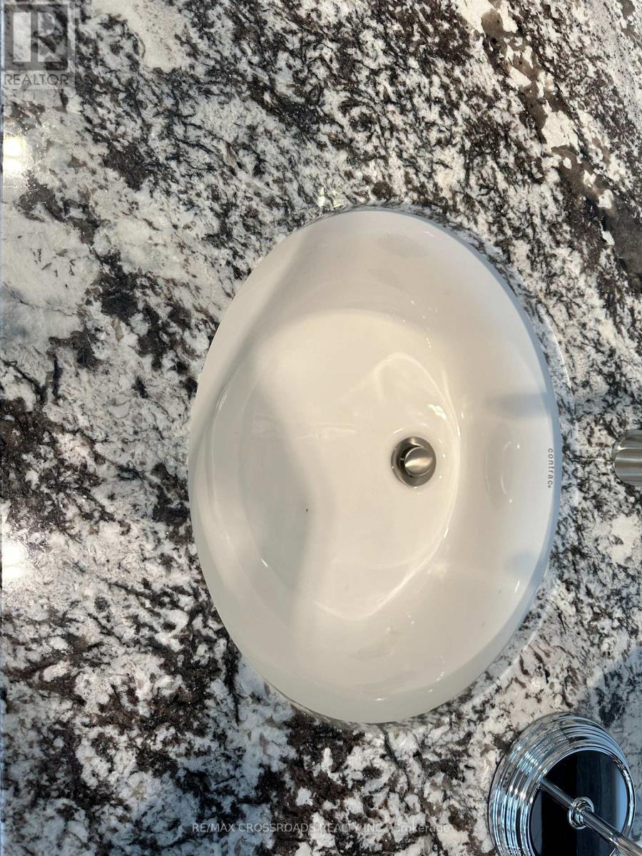 5 Kane Crescent, Aurora, Ontario  L4G 0C5 - Photo 12 - N12587390