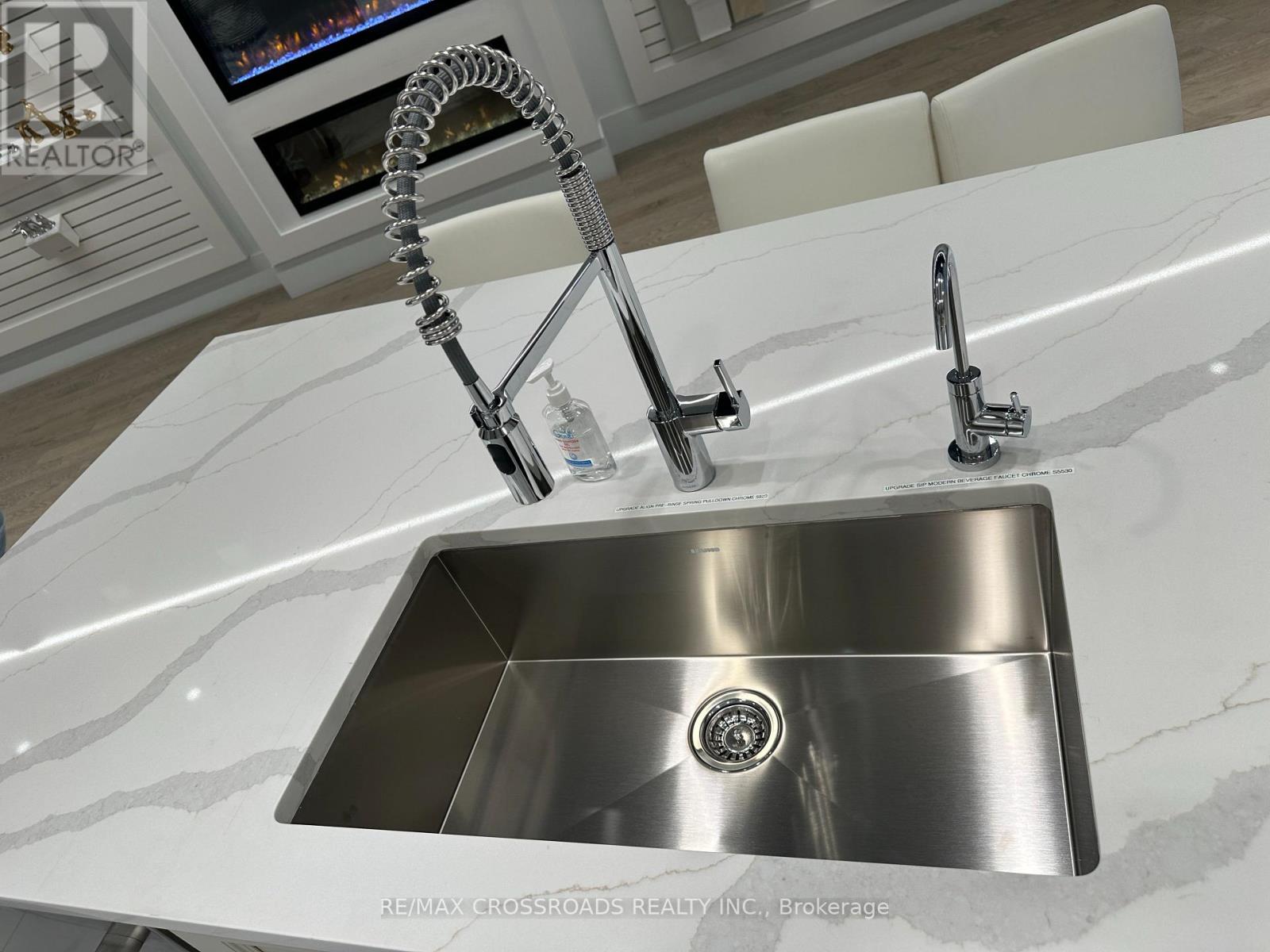 5 Kane Crescent, Aurora, Ontario  L4G 0C5 - Photo 7 - N12587390