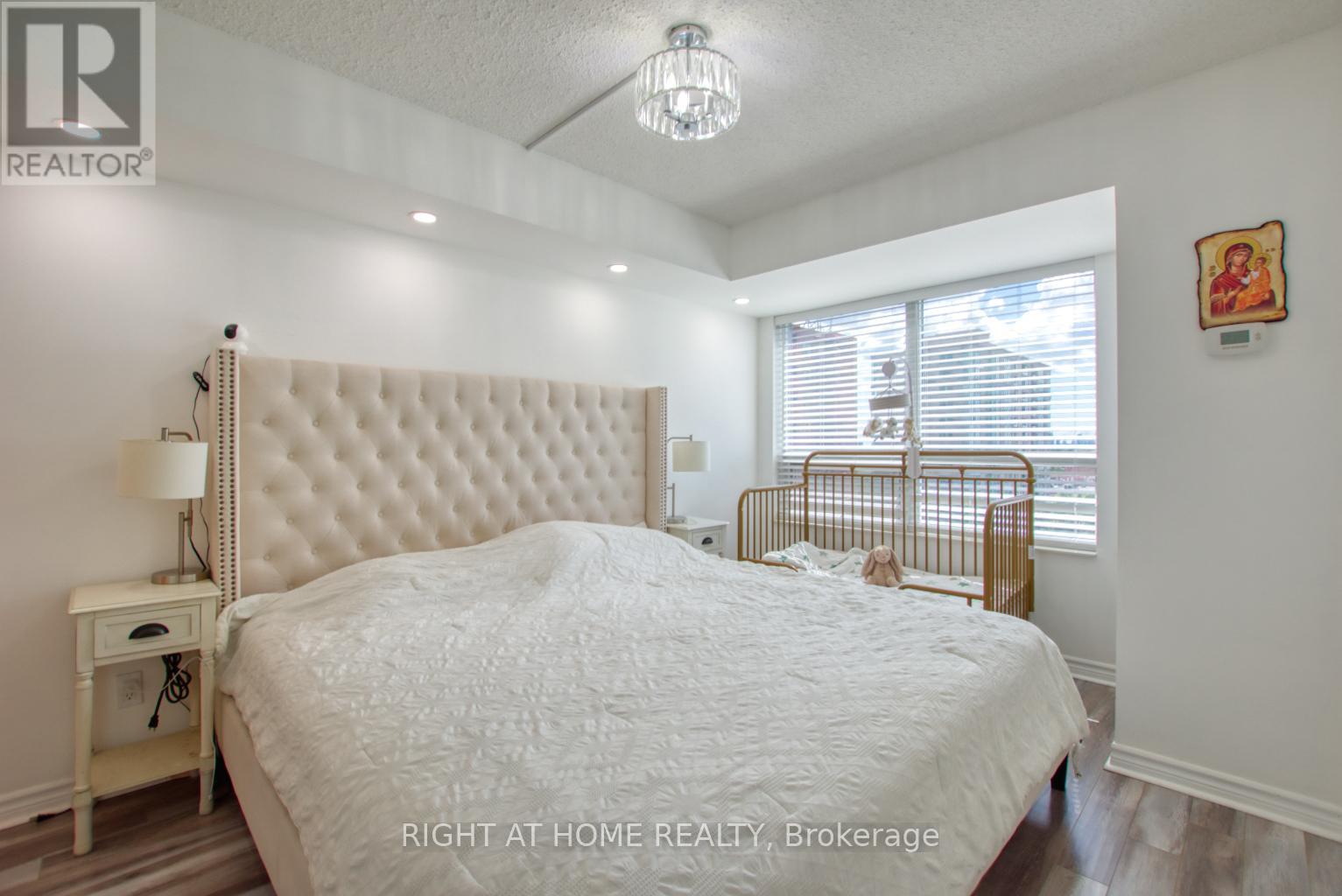 827 - 35 Saranac Boulevard, Toronto, Ontario  M6A 2G4 - Photo 9 - C12596668