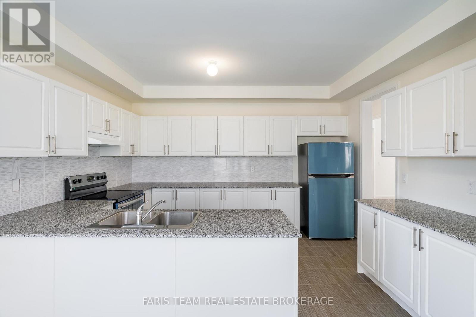 6 Cliff Thompson Court, Georgina, Ontario  L0E 1R0 - Photo 4 - N12596702