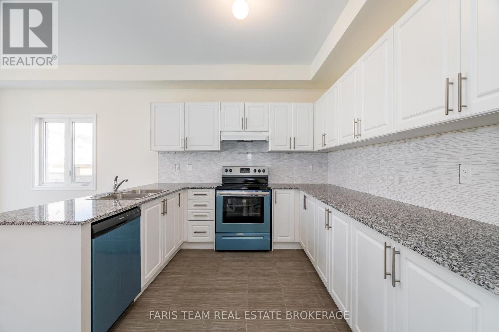 6 Cliff Thompson Court, Georgina, Ontario  L0E 1R0 - Photo 5 - N12596702