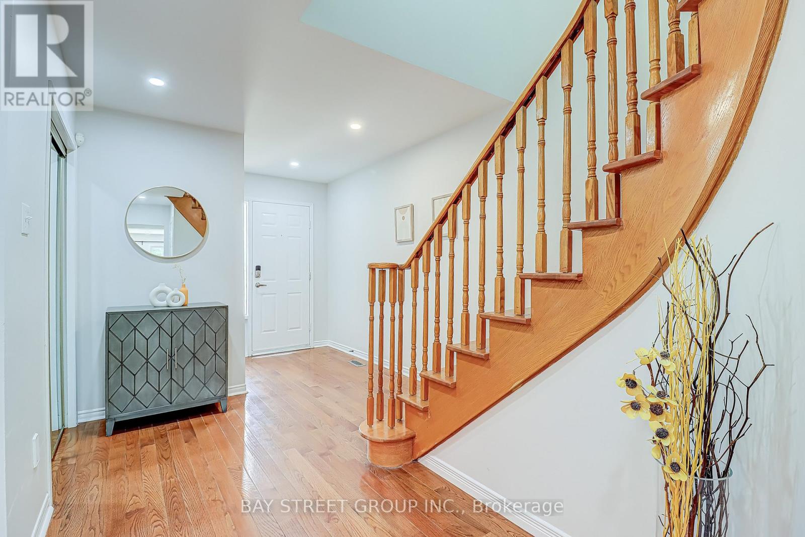 679 Constellation Drive, Mississauga, Ontario  L5R 2V9 - Photo 3 - W12596652