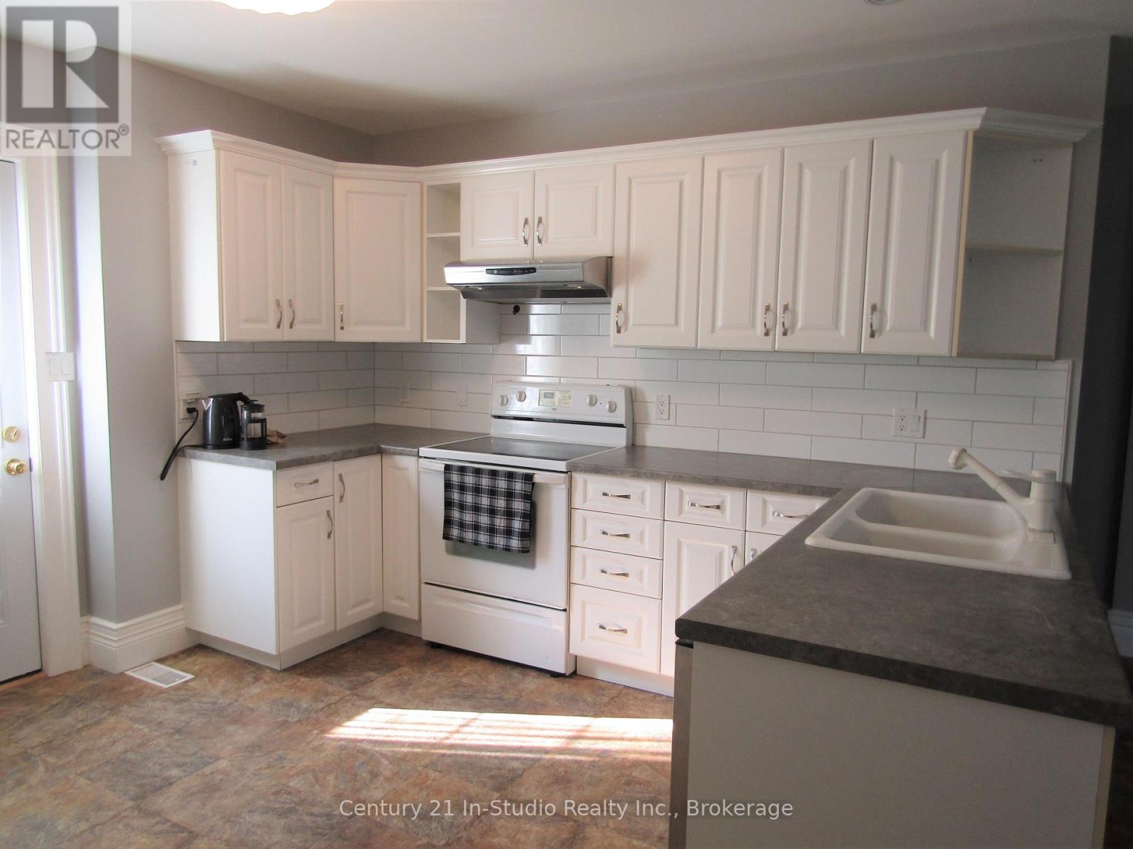 B - 316 Centre Street, North Huron, Ontario  N0G 2W0 - Photo 5 - X12387464