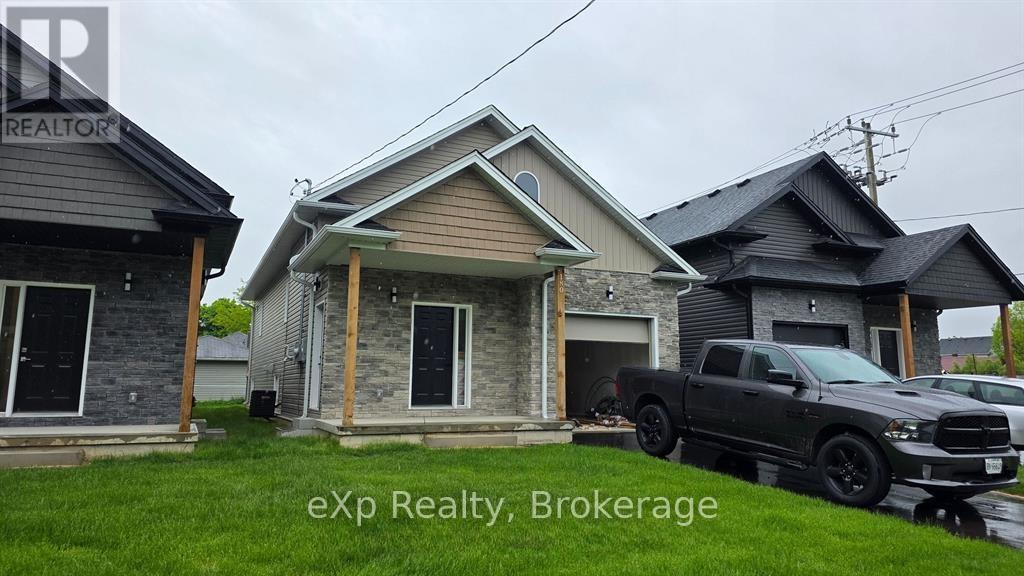 Lower - 180 Commercial Street, Welland, Ontario L3B 5Z6 - Photo 1 - X12596758