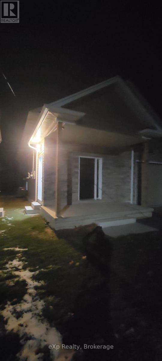 Lower - 180 Commercial Street, Welland, Ontario L3B 5Z6 - Photo 2 - X12596758