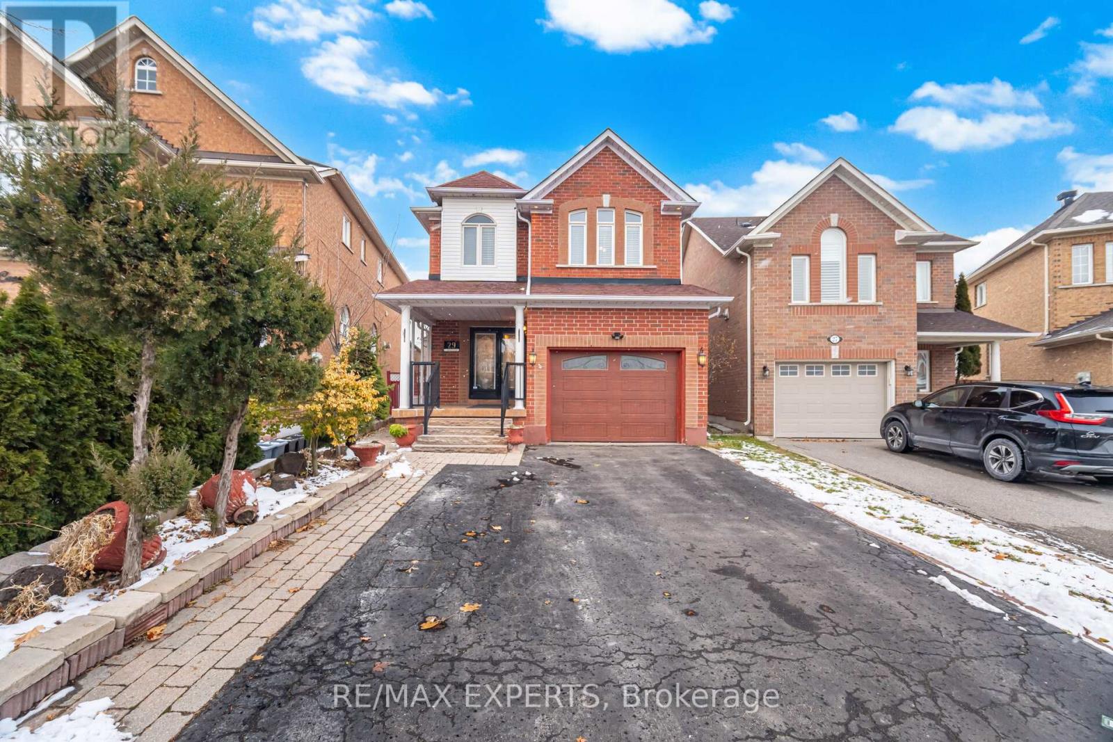 29 Kayla Crescent, Vaughan (Maple), Ontario  L6A 3P6 - Photo 2 - N12596812