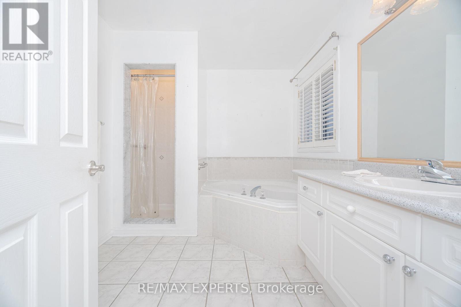 29 Kayla Crescent, Vaughan (Maple), Ontario  L6A 3P6 - Photo 27 - N12596812