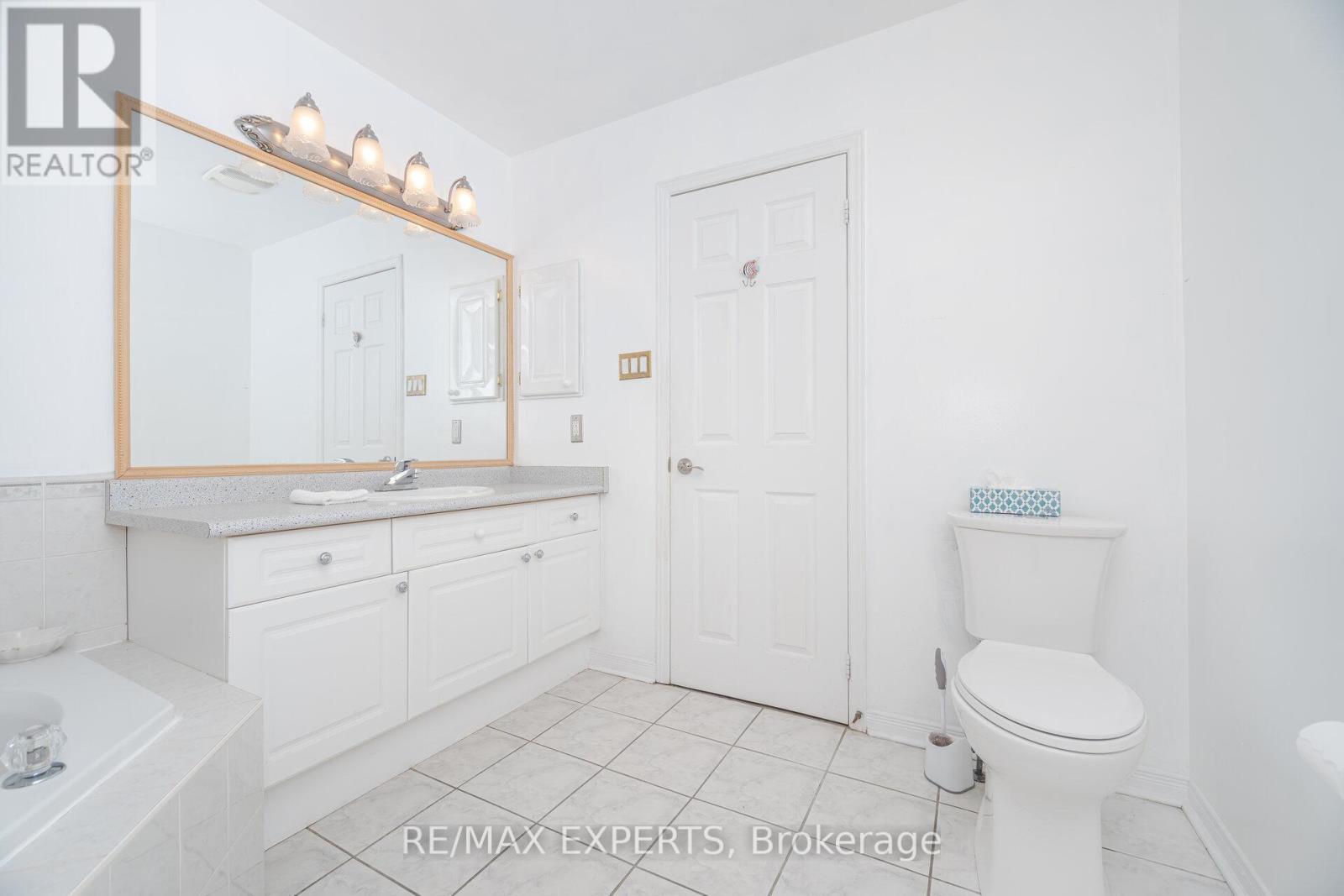 29 Kayla Crescent, Vaughan (Maple), Ontario  L6A 3P6 - Photo 28 - N12596812