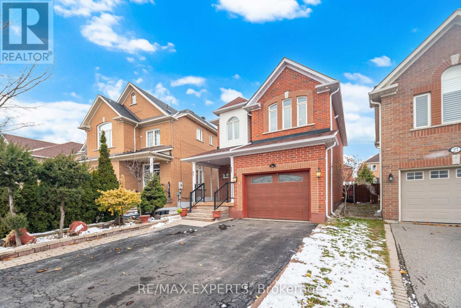 29 Kayla Crescent, Vaughan (Maple), Ontario  L6A 3P6 - Photo 3 - N12596812