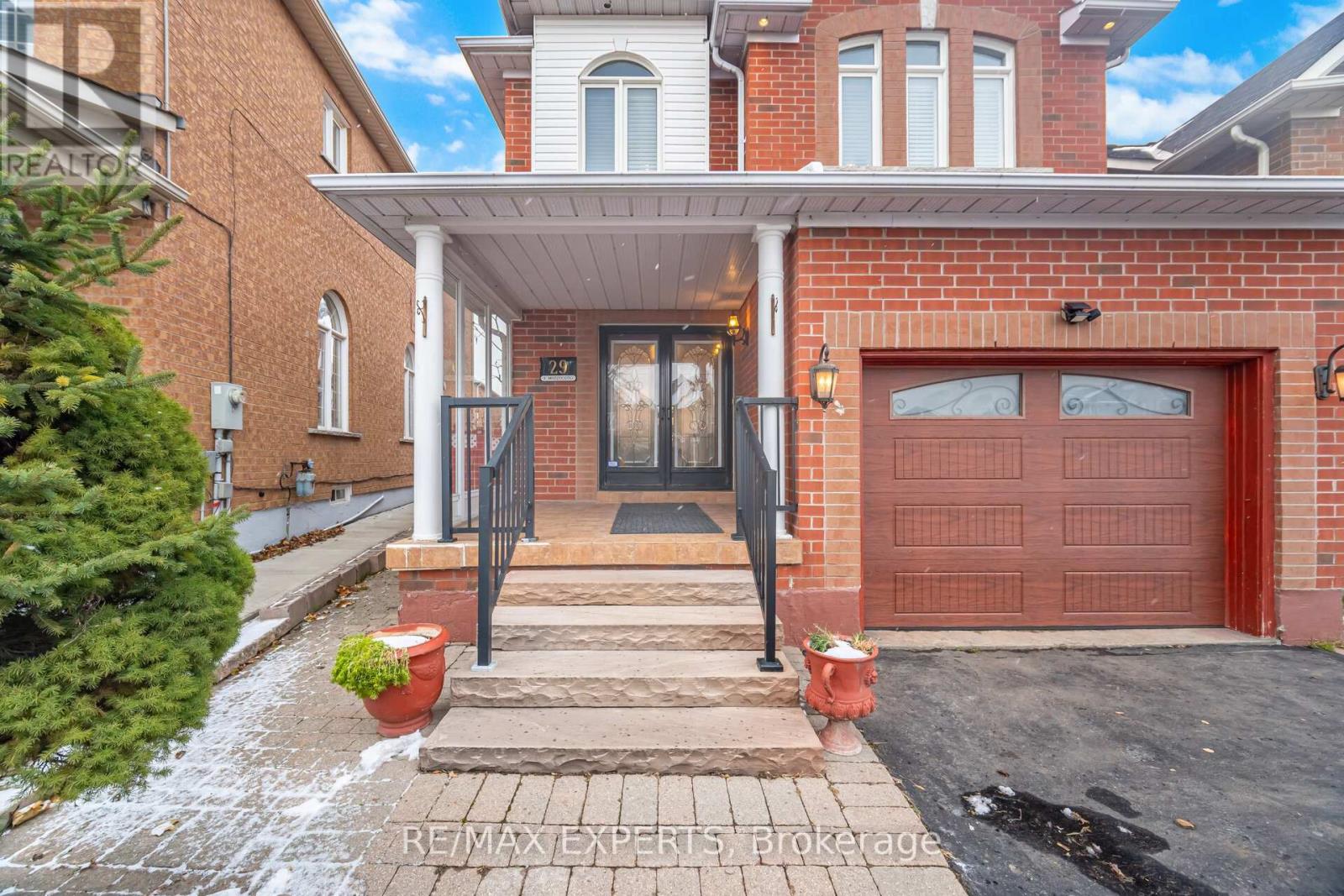 29 Kayla Crescent, Vaughan (Maple), Ontario  L6A 3P6 - Photo 4 - N12596812