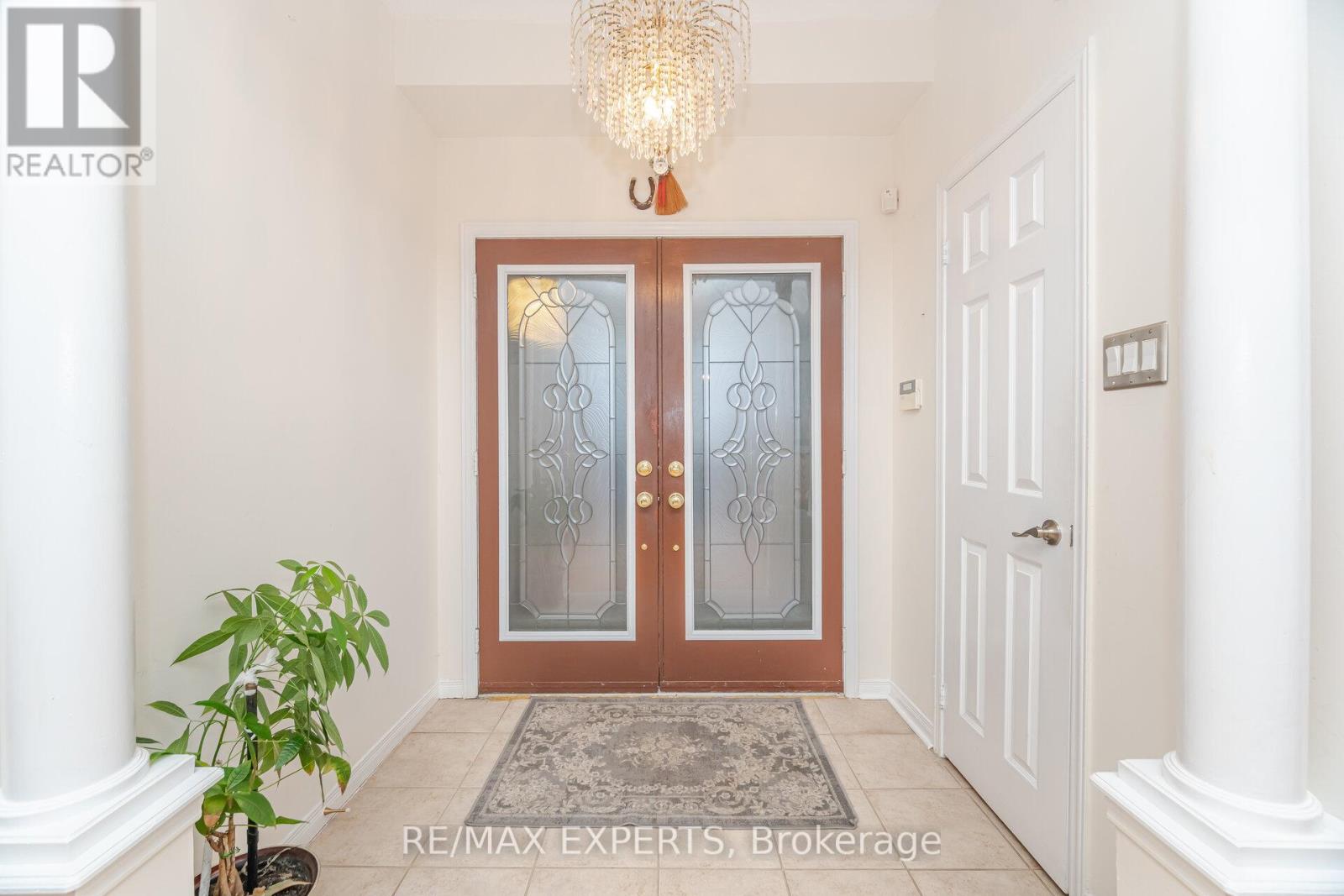 29 Kayla Crescent, Vaughan (Maple), Ontario  L6A 3P6 - Photo 5 - N12596812