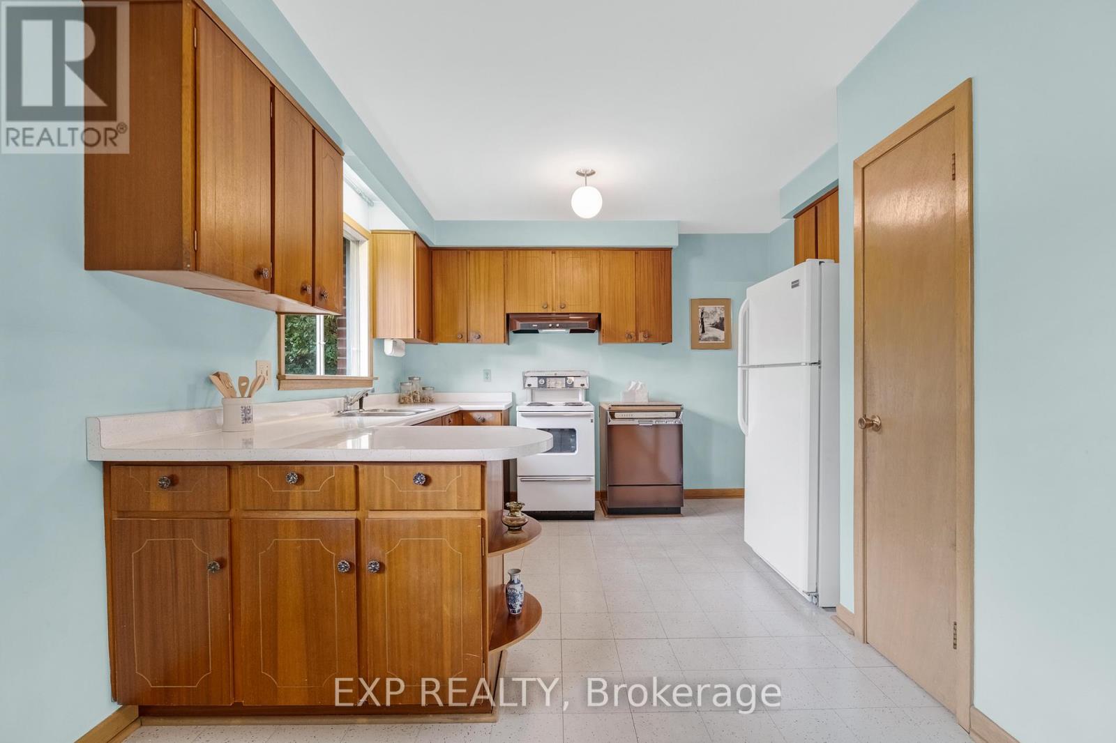 28 Aviemore Drive, Toronto, Ontario M9L 2L5 - Photo 11 - W12596750