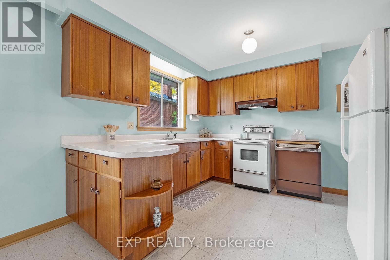 28 Aviemore Drive, Toronto, Ontario M9L 2L5 - Photo 12 - W12596750