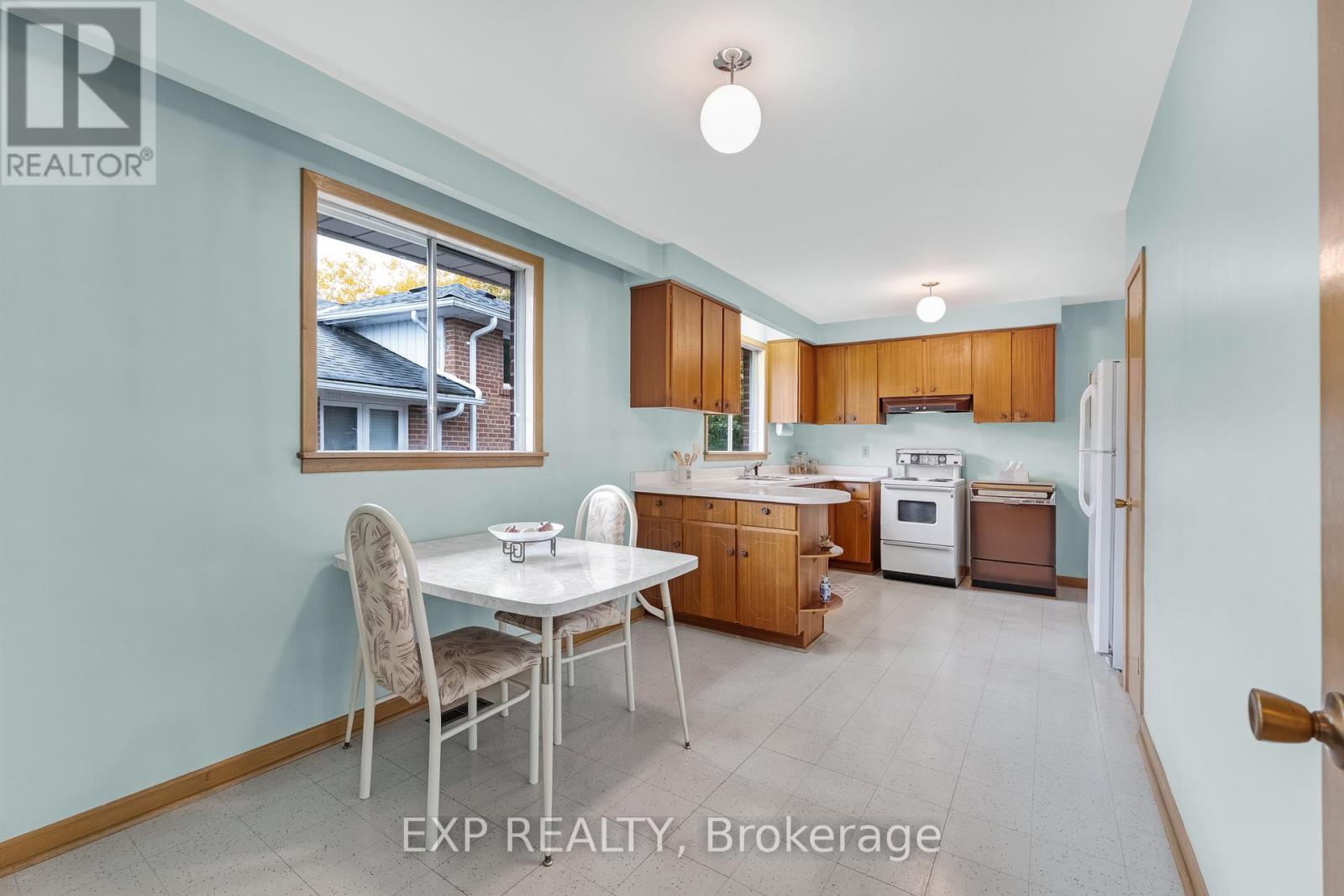 28 Aviemore Drive, Toronto, Ontario M9L 2L5 - Photo 14 - W12596750