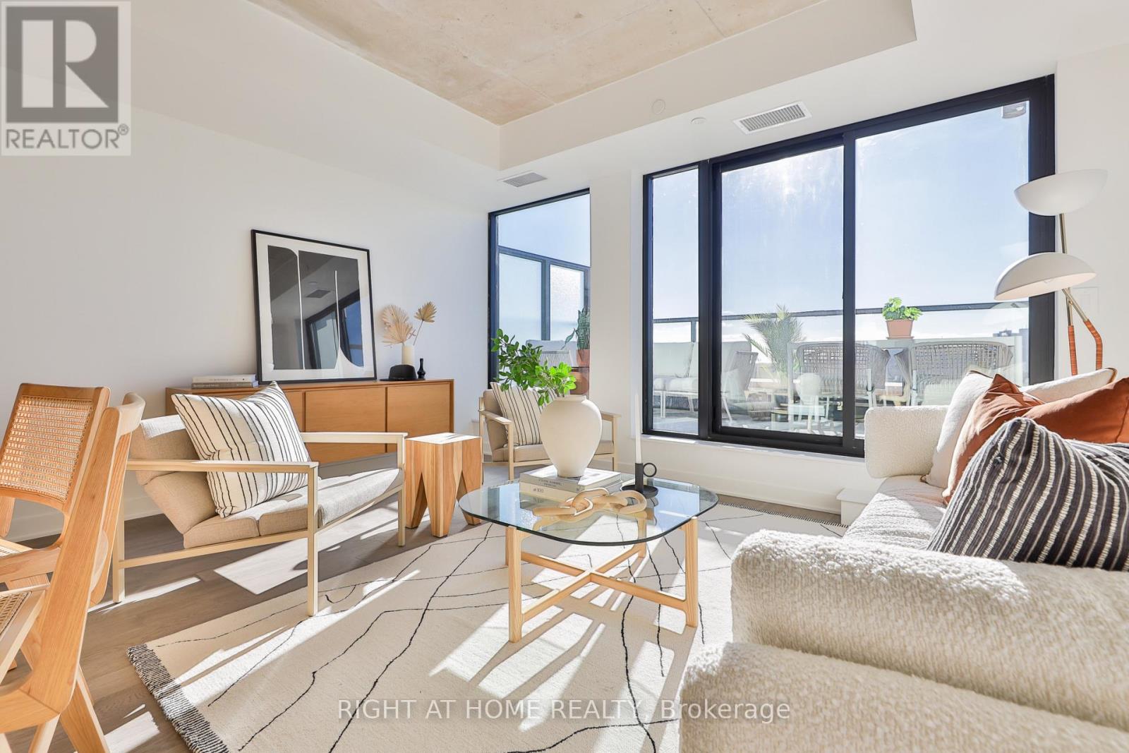 604 - 2720 Dundas Street W, Toronto, Ontario  M6P 0C3 - Photo 4 - W12596762