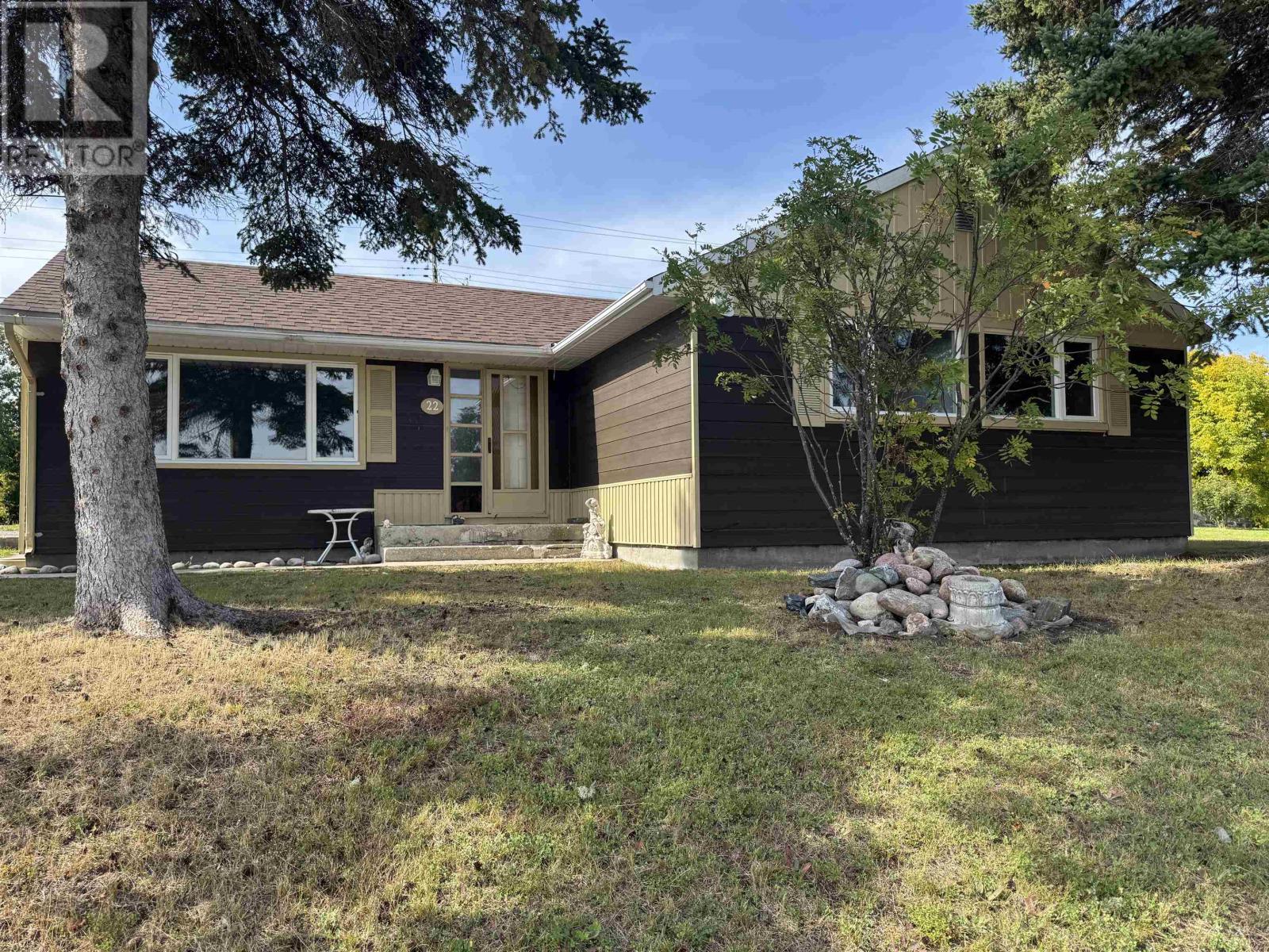 22 & 24 Mona DR, Manitouwadge, Ontario