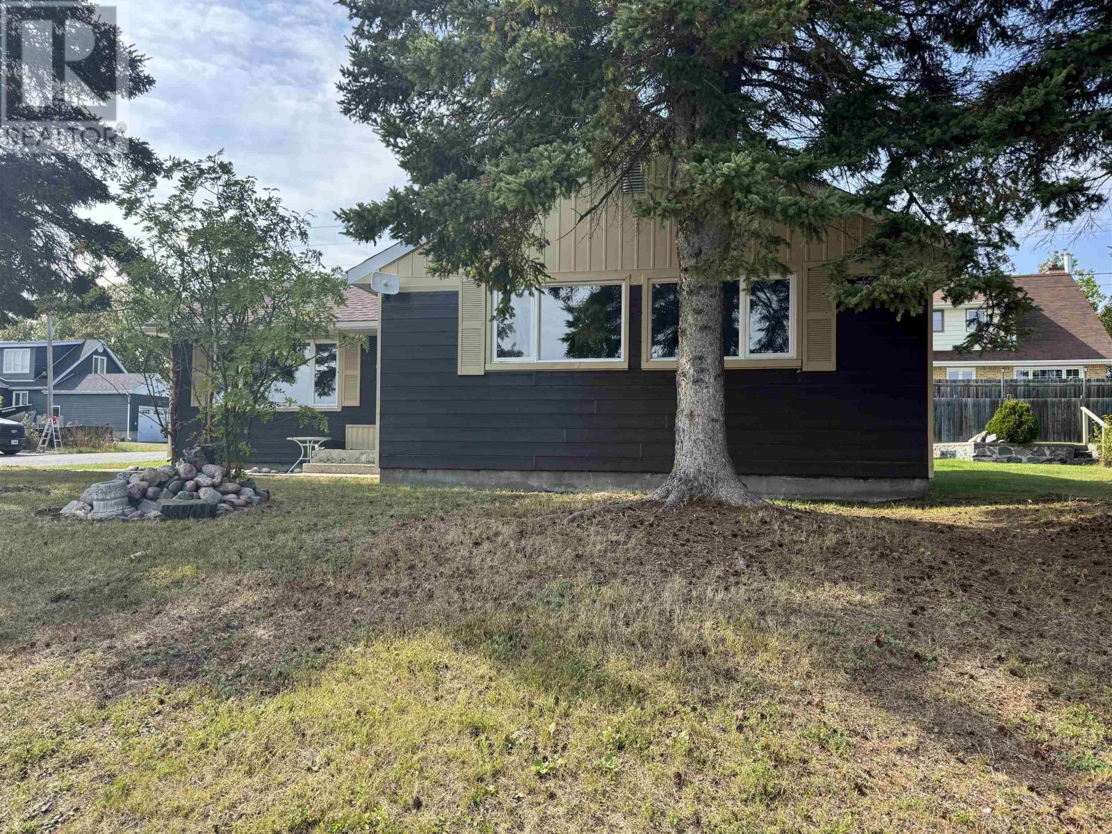 22 & 24 Mona Dr, Manitouwadge, Ontario  P0T 2C0 - Photo 2 - TB252830