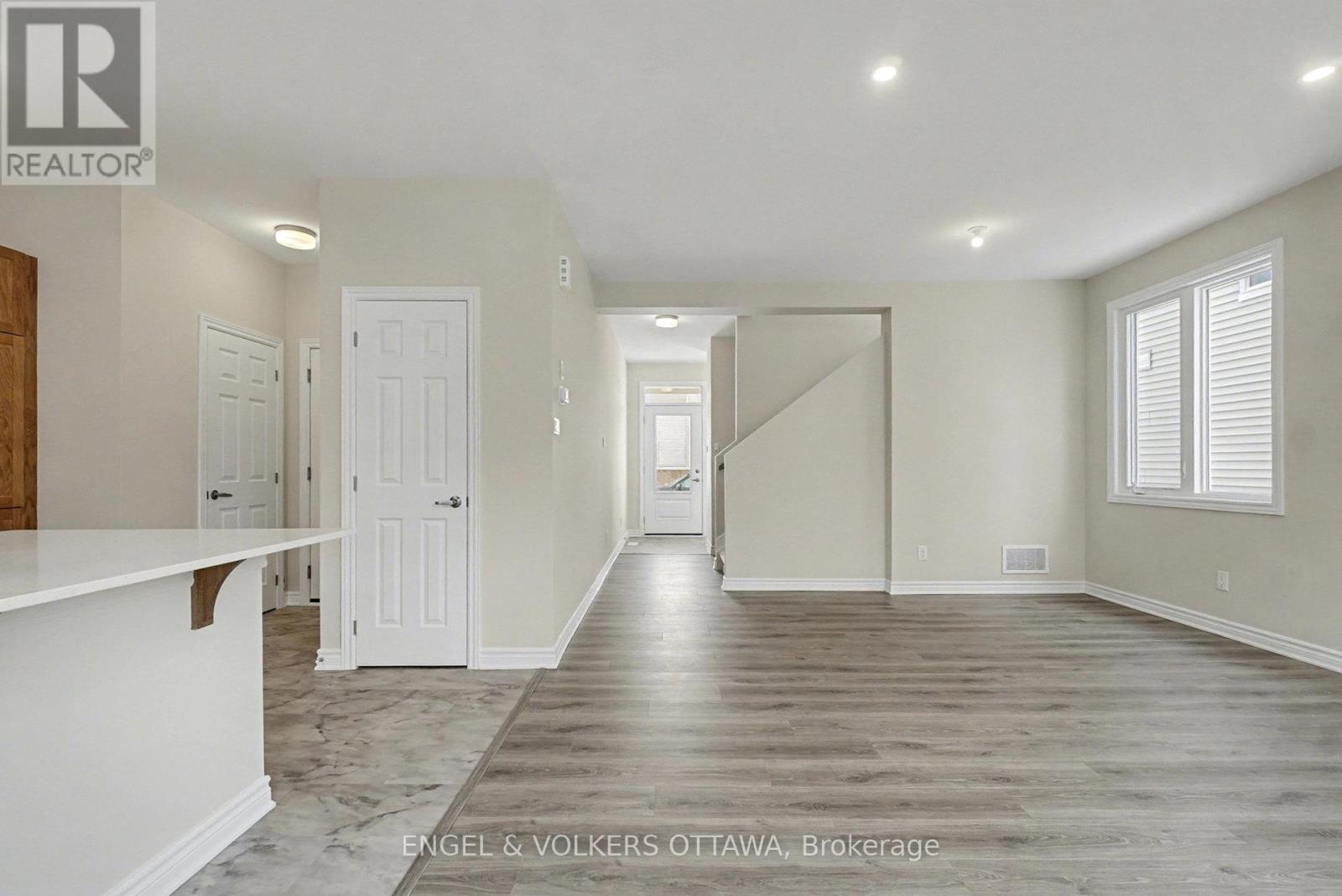 161 Ryan Reynolds Way, Ottawa, Ontario  K4A 5T7 - Photo 2 - X12596856