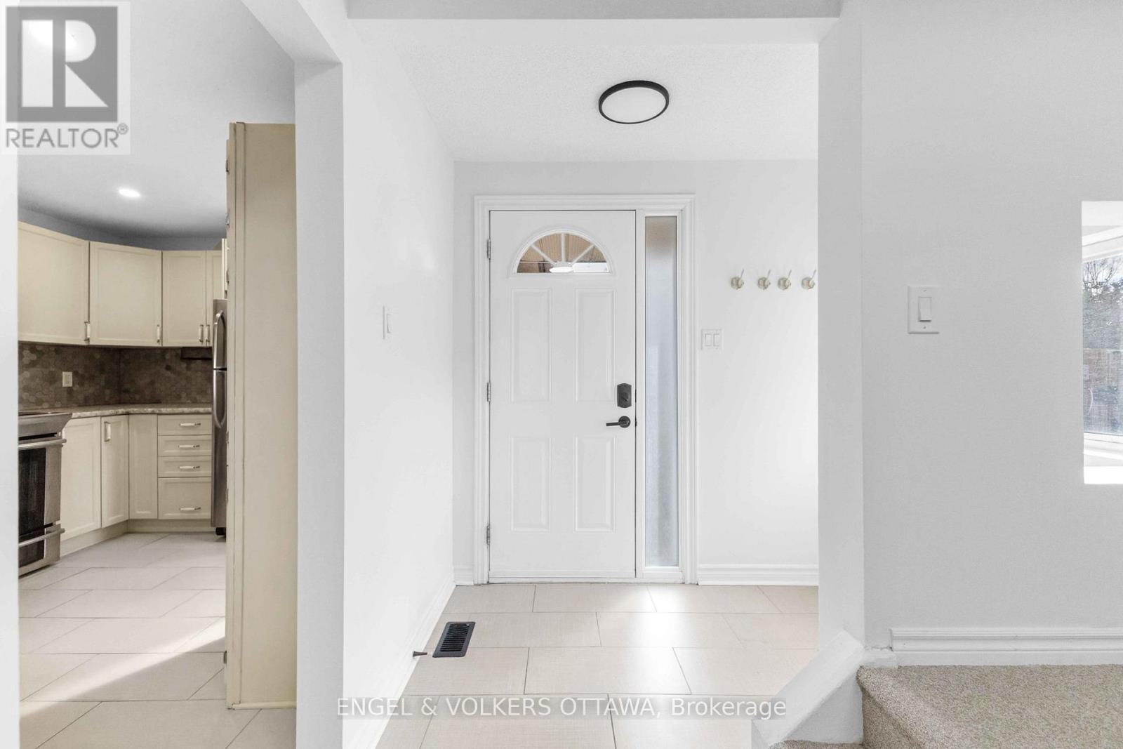 1 Berkshire Way, Ottawa, Ontario  K2J 2B1 - Photo 2 - X12596880