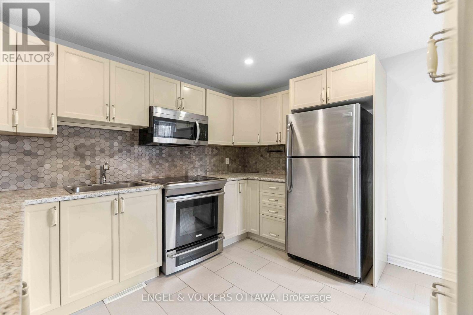 1 Berkshire Way, Ottawa, Ontario  K2J 2B1 - Photo 3 - X12596880