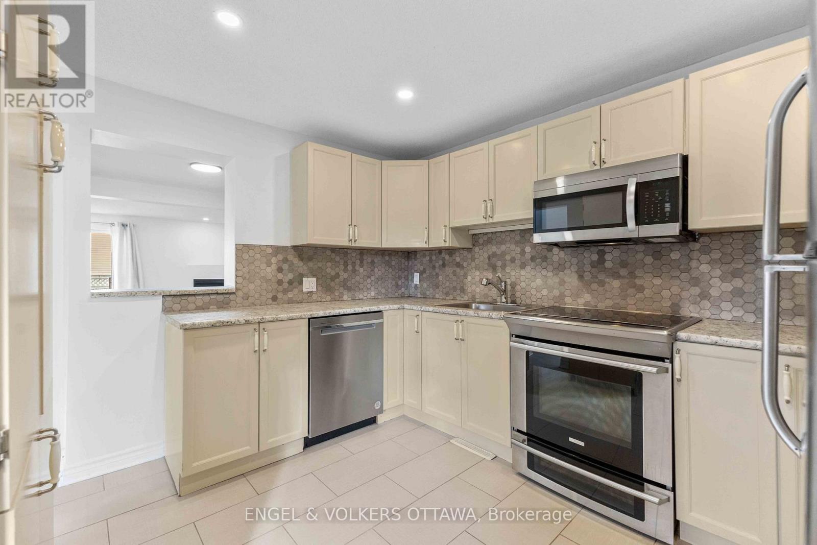 1 Berkshire Way, Ottawa, Ontario  K2J 2B1 - Photo 4 - X12596880