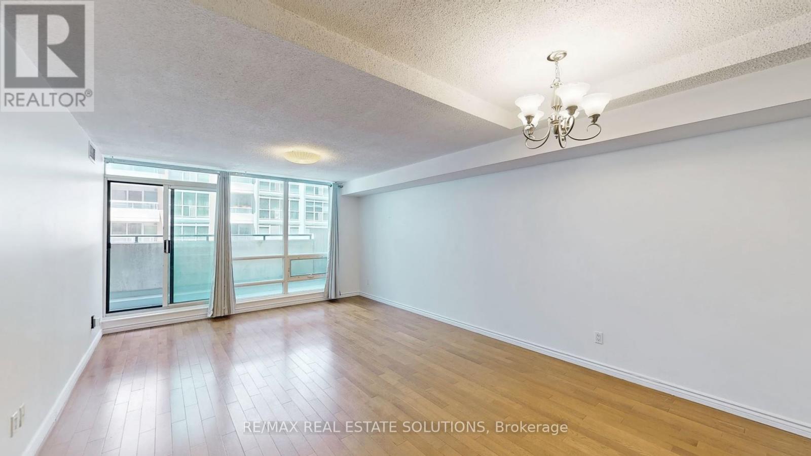 302 - 263 Wellington Street W, Toronto, Ontario  M5V 3E6 - Photo 2 - C12596846