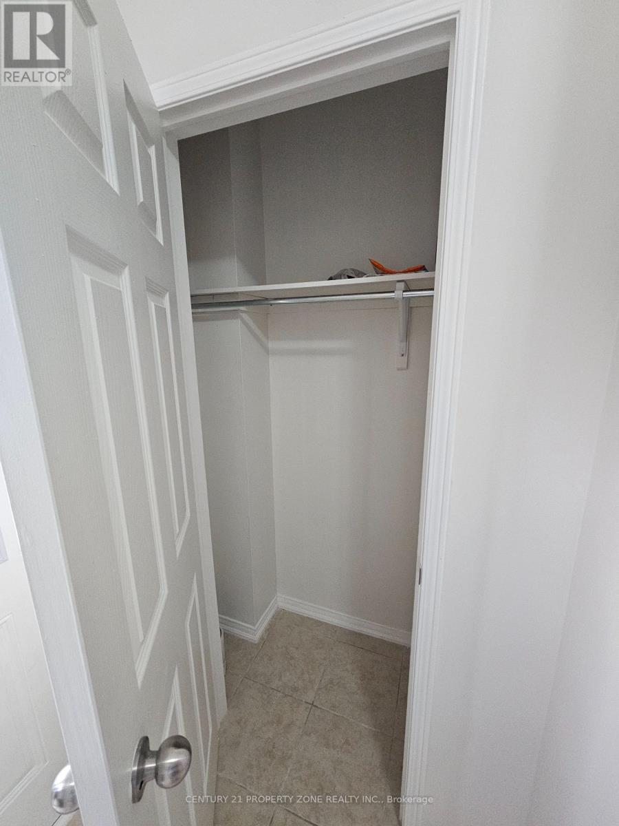 Upper Unit - 42 Loftsmoor Drive, Brampton, Ontario  L6R 3R7 - Photo 7 - W12596904