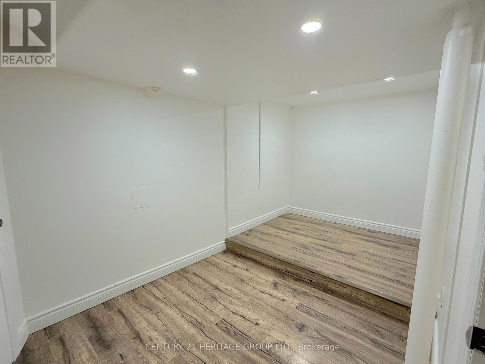 46 Mahoney Avenue, Toronto, Ontario  M6M 2H4 - Photo 6 - W12596964