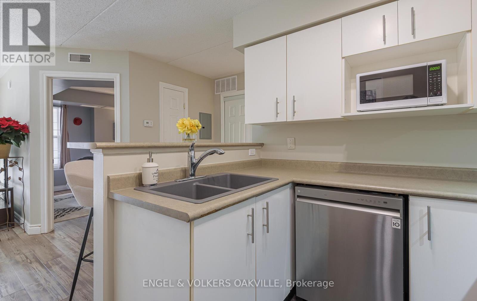 308 - 1810 Walkers Line, Burlington, Ontario  L7M 4V3 - Photo 10 - W12597050