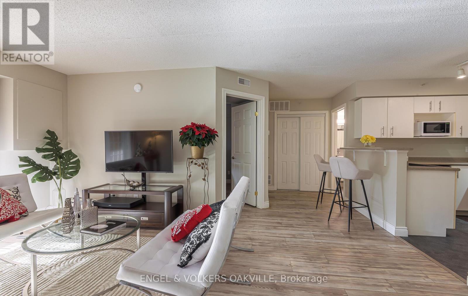 308 - 1810 Walkers Line, Burlington, Ontario  L7M 4V3 - Photo 3 - W12597050