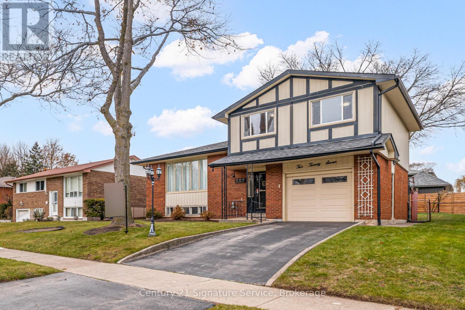 227 Elmwood Road, Oakville, Ontario  L6K 2A9 - Photo 3 - W12597056