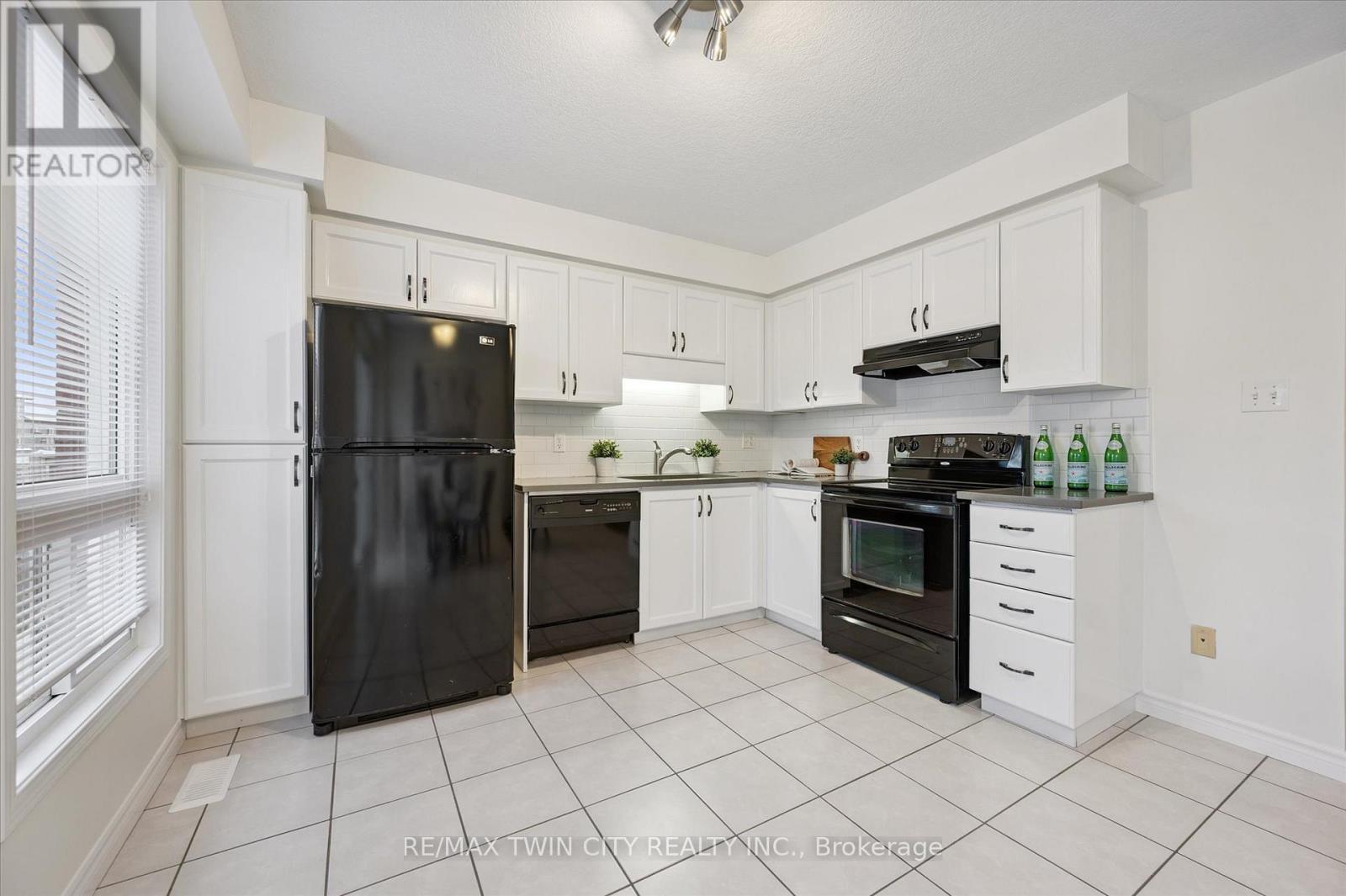 268 Parkvale Drive, Kitchener, Ontario  N2R 1Y7 - Photo 11 - X12596894