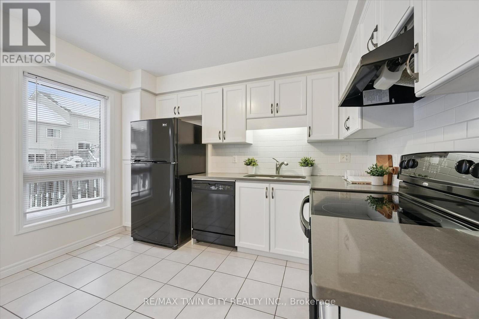 268 Parkvale Drive, Kitchener, Ontario  N2R 1Y7 - Photo 12 - X12596894