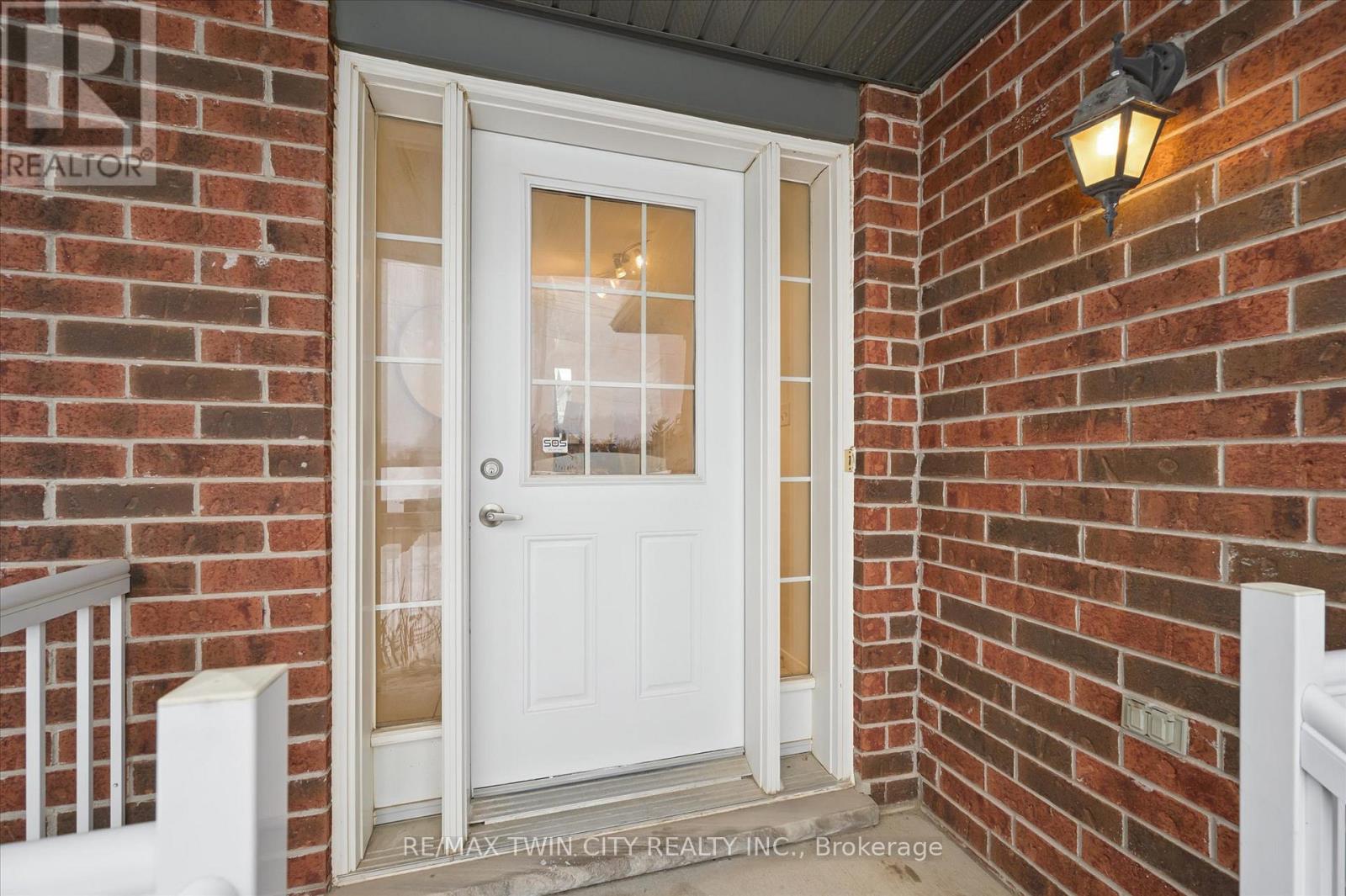 268 Parkvale Drive, Kitchener, Ontario  N2R 1Y7 - Photo 5 - X12596894