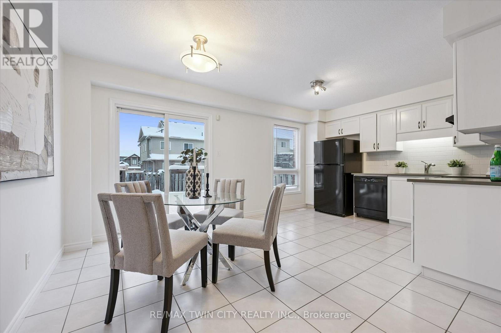 268 Parkvale Drive, Kitchener, Ontario  N2R 1Y7 - Photo 9 - X12596894