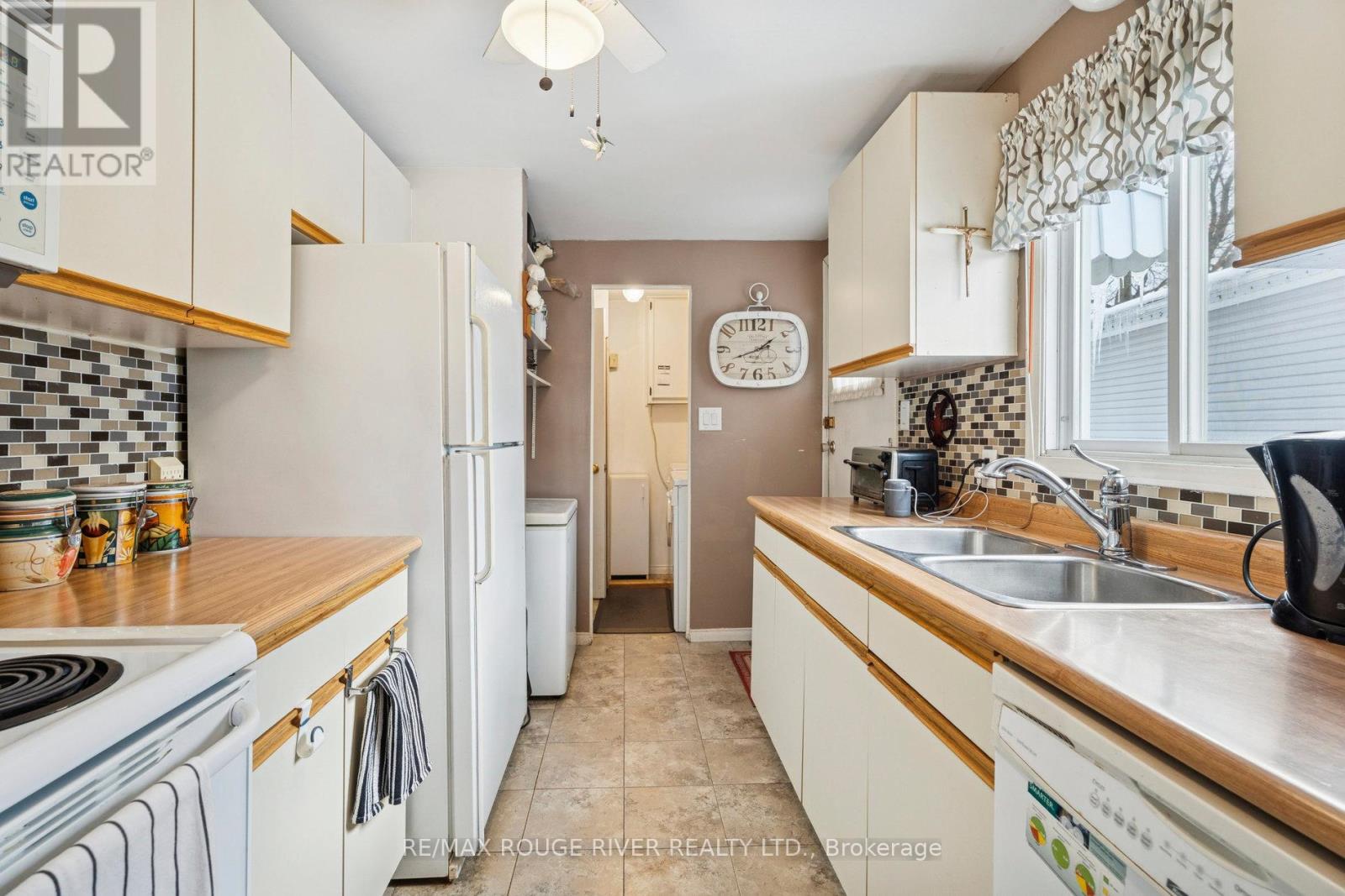 35 Hawthorne Drive, Innisfil, Ontario  L9S 1P1 - Photo 17 - N12597186