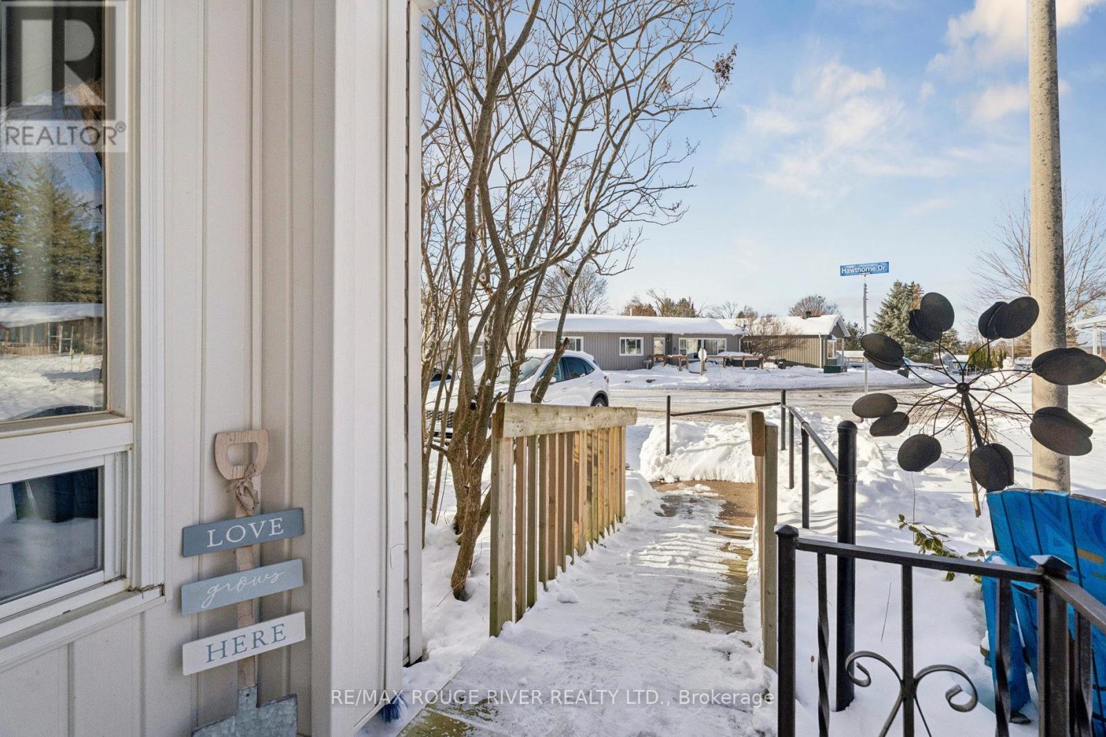 35 Hawthorne Drive, Innisfil, Ontario  L9S 1P1 - Photo 3 - N12597186