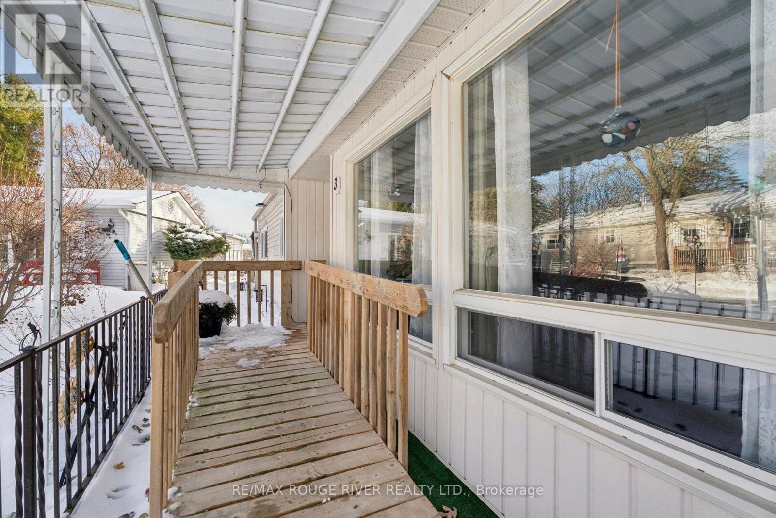 35 Hawthorne Drive, Innisfil, Ontario  L9S 1P1 - Photo 4 - N12597186