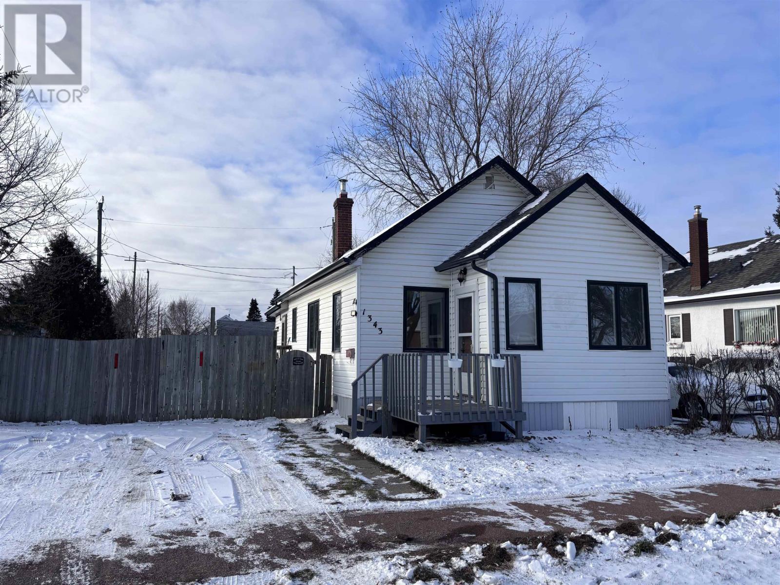 1343 Broadmore Ave, Thunder Bay, Ontario  P7E 2Y8 - Photo 1 - TB253579