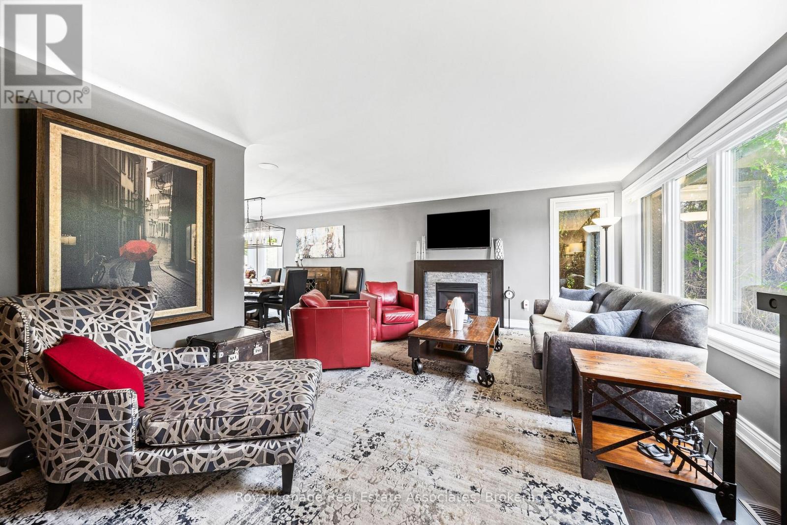 96 Delrex Boulevard, Halton Hills, Ontario  L7G 3X9 - Photo 3 - W12412372