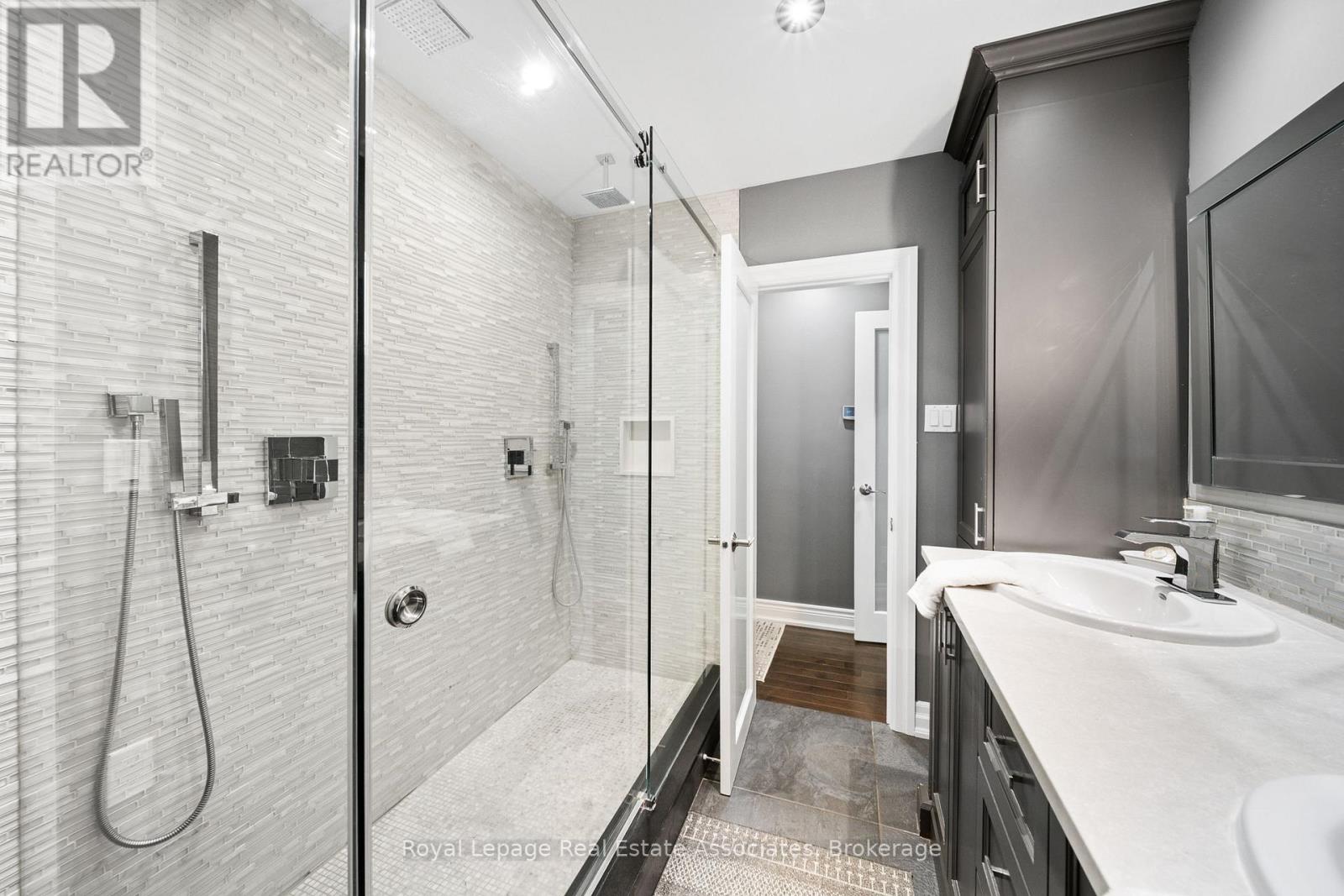 96 Delrex Boulevard, Halton Hills, Ontario  L7G 3X9 - Photo 20 - W12412372