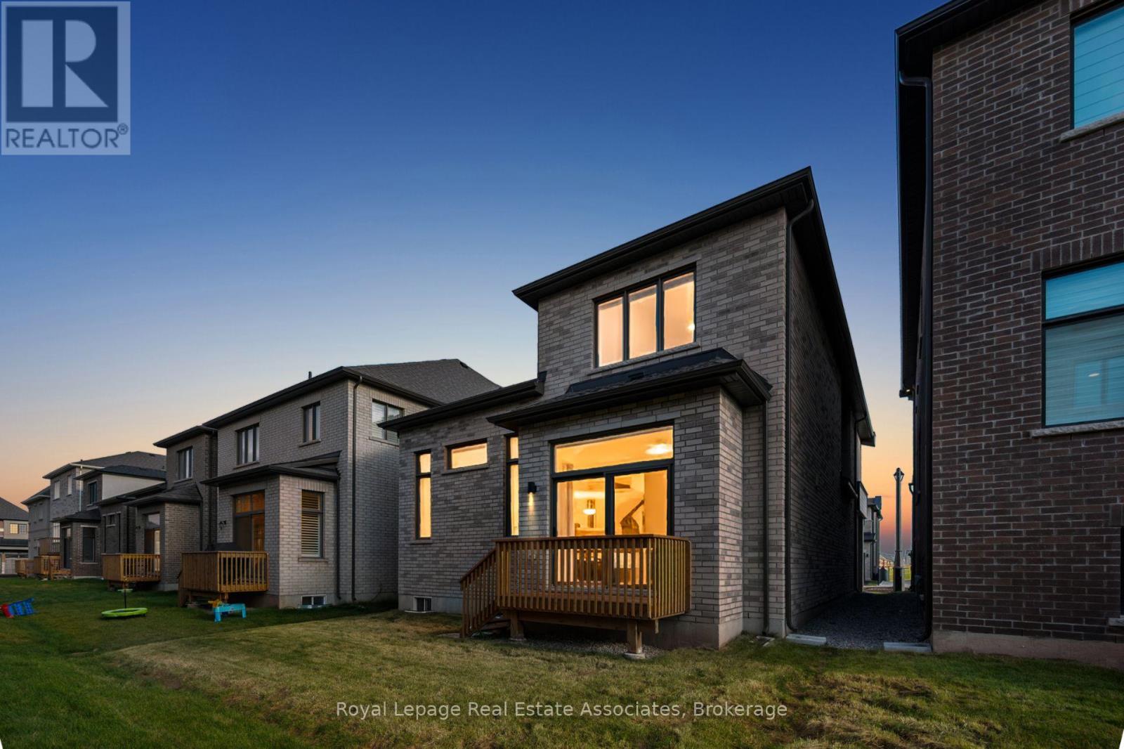 1249 Onyx Trail, Oakville, Ontario  L6H 8A8 - Photo 4 - W12516256