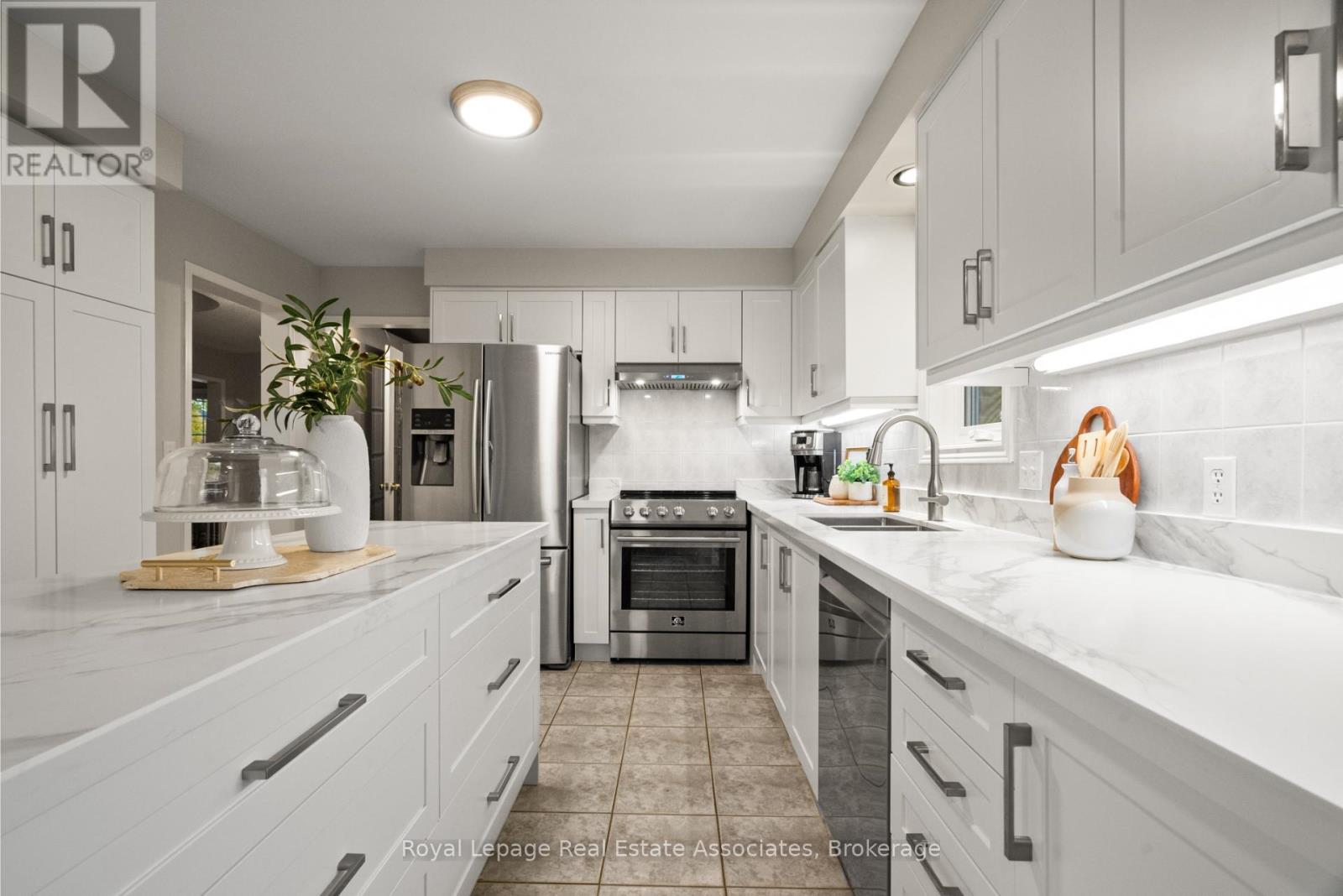 62 Pike Road, Oakville, Ontario  L6H 6C3 - Photo 12 - W12516922