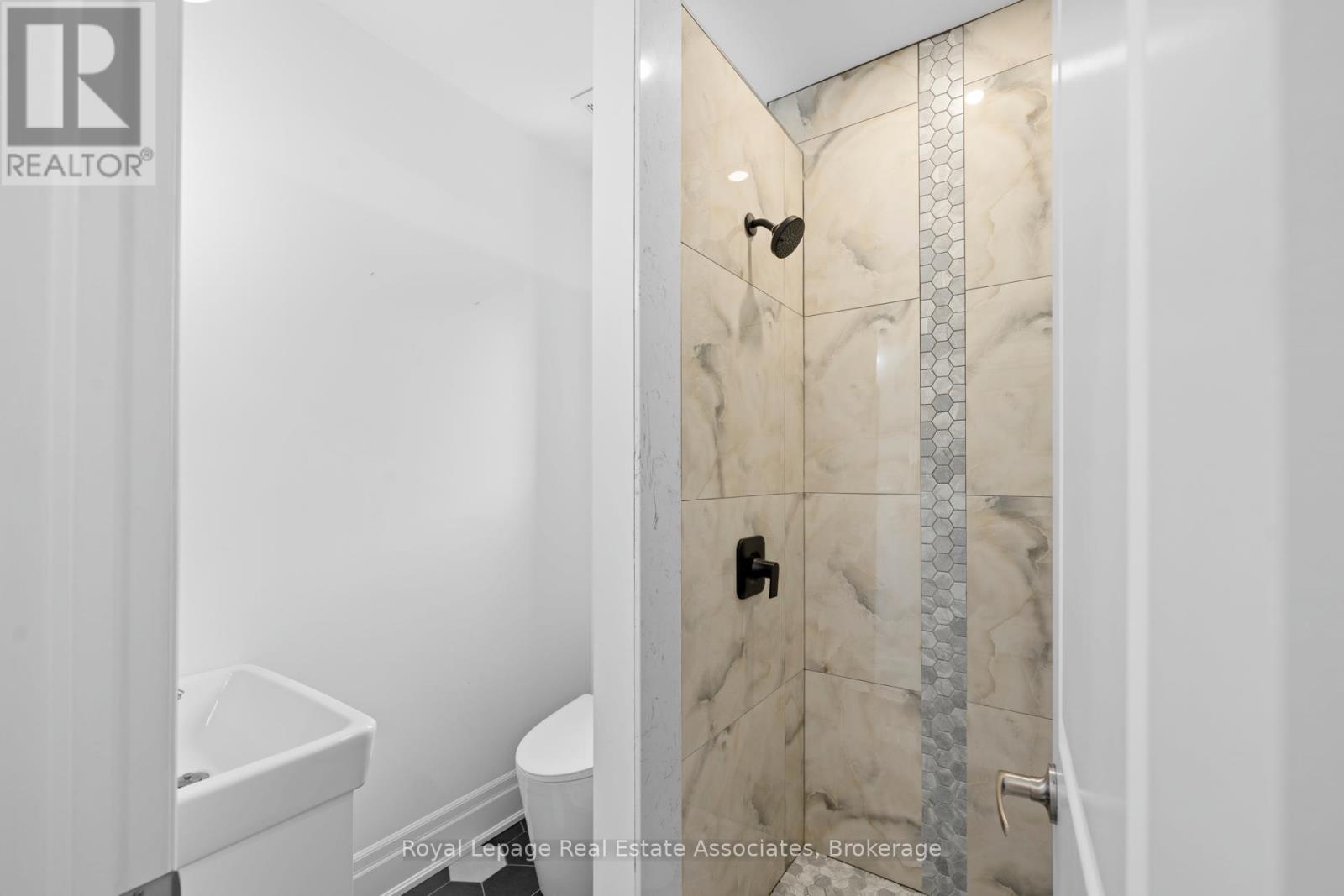 #a - 153 Bay Street N, Hamilton, Ontario L8R 2P5 - Photo 8 - X12539194