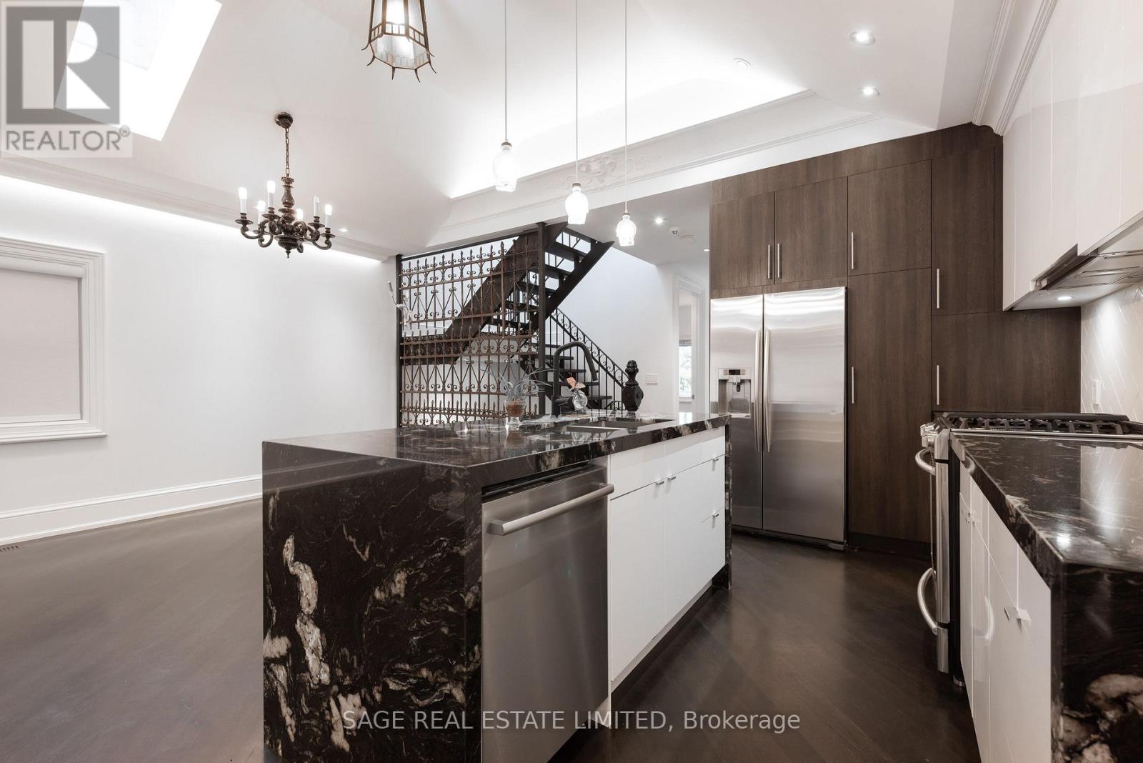 170 Silverthorne Avenue, Toronto, Ontario  M6N 3K3 - Photo 11 - W12597108