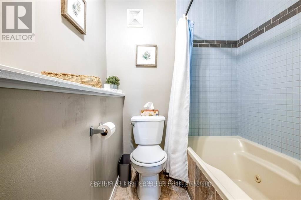 705 Conservation Drive, Waterloo, Ontario  N2J 3Z4 - Photo 4 - X12597322