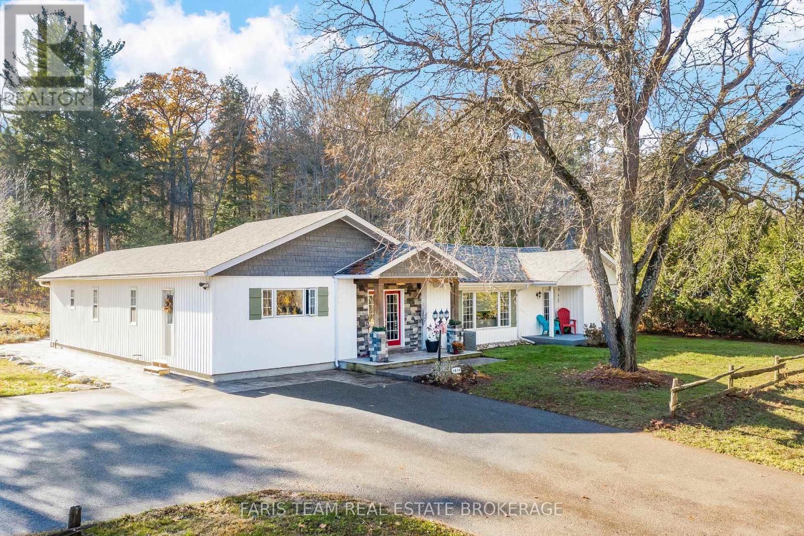 1074 Lafontaine Road, Penetanguishene, Ontario  L9M 1P9 - Photo 2 - S12565484