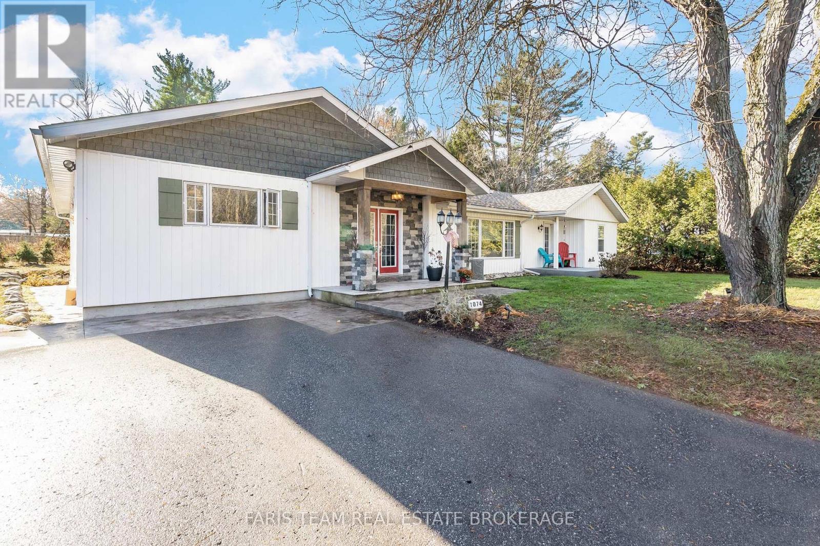 1074 Lafontaine Road, Penetanguishene, Ontario  L9M 1P9 - Photo 3 - S12565484