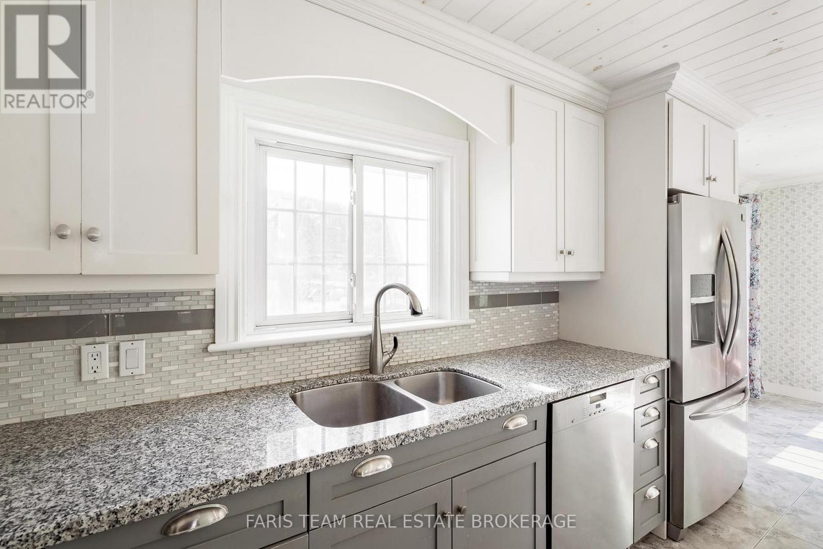 1074 Lafontaine Road, Penetanguishene, Ontario  L9M 1P9 - Photo 8 - S12565484